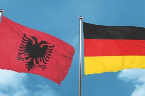 Ambasadorja shqiptare në Gjermani organizon takim me komunitetin në Berlin