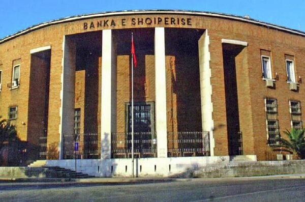 Bankat shqiptare nisin shërbime të reja për mërgimtarët: llogari online nga diaspora